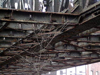 Blick von von unten auf die Brücke