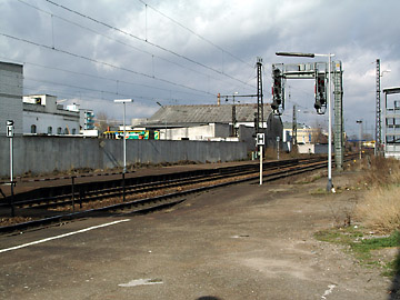 Bahnsteig und Nachbargrundstück