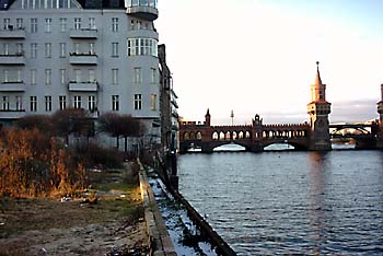 Blick auf die Oberbaumbrücke nach NW spreeabwärts