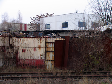 Schrottplatz hinter Bahngleisen II