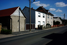 Straßenansicht in der Julisonne