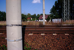 Betonmasten an der Eisenbahn