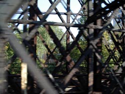 Gartenstraße, Blick aus der fahrenden S-Bahn durch die Metallbrückenkonstruktion