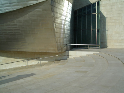 Treppe im Eingangsbereich, Titankacheln der Fassade