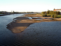 Blick von der polnischen Seite der Brücke auf die Oder nach Norden