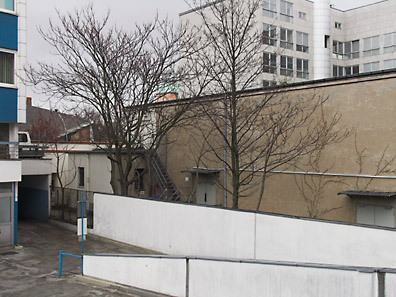 Blick vom Hinterhof-Parkdeck auf das Kino Odeon