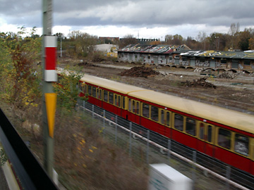 Signalmast und S-Bahngelände