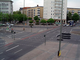 Blick aus der fahrenden S-Bahn auf den Innsbrucker Platz