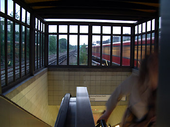 S-Bahnhof Bundesplatz, Westblick auf Gleise und Aufgang