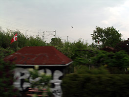 Blick aus der fahrenden S-Bahn auf eine Laubenkolonie