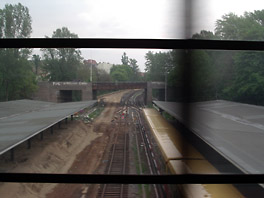 Blick aus der fahrenden S-Bahn auf dem Bahnhof Westkreuz auf die unten kreuzenden Gleise