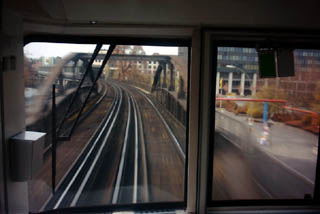 Blick aus der U-Bahn auf den Landwehrkanal