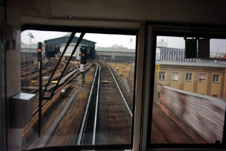 Blick aus der U-Bahn auf die Einfahrt in den Bahnhof Gleisdreieck