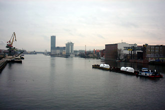 Blick von der Oberbaumbrücke auf Spree und Osthafen