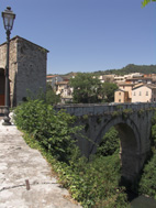 Ascoli Piceno, Brücke über den Tronto, Blick nach Westen