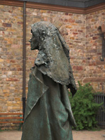 Bronzestatue der Hildegard von Bingen