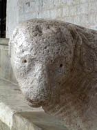 Skulptur in Spoleto, Tierkopf