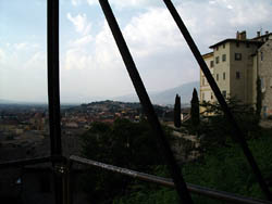 Blick aus der Oberstadt auf Spoleto