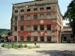 Industriegebäude am Bahnhof von Todi