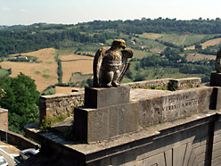 Adler, trohnend auf einem Stadttor von Orvieto