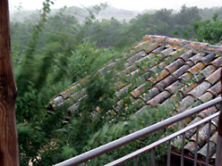 Blick im Regen von Porchiano 2 auf das Nachbarhaus